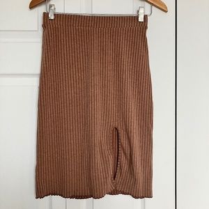 Ribbed skirt with ruffled edge and small thigh slit